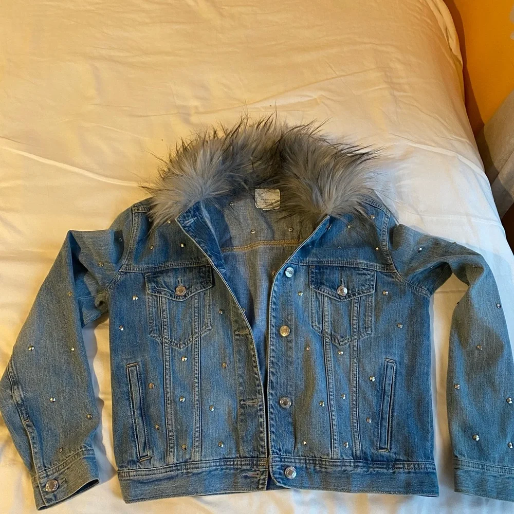 American Eagle Fur Collar Studded Jean Jacket Denim Furry Sz S AE Outfitters - Picture 3 of 6